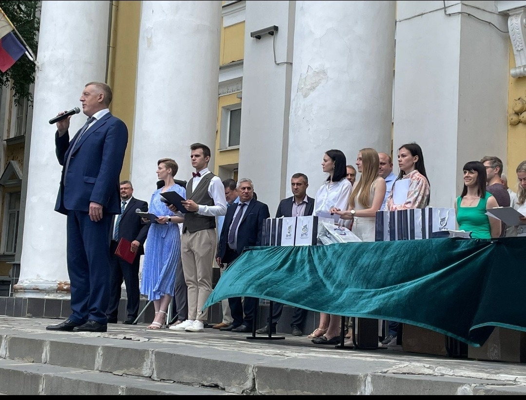 Вручение дипломов лучшим выпусникам ВГТУ